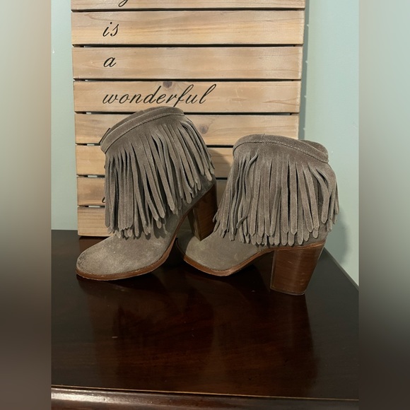 Frye Gray Fringe Short Boots size 6B Ilana Bootie Ankle Boot Western - Picture 5 of 13